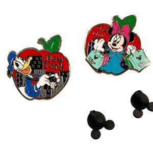 Disney Minnie Mouse Donald Duck Trading Pin New York Apple Shopping Badge